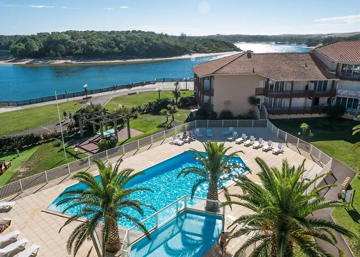 T2 4 Pers Avec Terrasse, Parking Et Piscine A Boucau - Fr-1-857-42